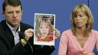 ARCHIV - Die Eltern der verschwundenen Maddie, Kate und Gerry McCann, zeigten kurz nach der Entführung 2007 ein Bild ihrer Tochter bei einer Pressekonferenz. Foto: Soeren Stache/dpa-Zentralbild/dpa