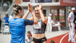 Siegerin: Elena Debelic (rechts) jubelt am Sonntag auf den Landquarter Sportanlagen.