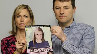 ARCHIV - Kate und Gerry McCann zeigen 2012 ein Vermisstenplakat, das ein computergeneriertes Bild ihrer immer noch vermissten Tochter Madeleine zeigt. Foto: Sang Tan/AP/dpa