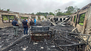 HANDOUT - Der ehemalige Schlafsaal einer Schule ist nach dem Brand nicht mehr zu erkennen. Foto: -/Guyana's Department of Public Information/AP/dpa - ACHTUNG: Nur zur redaktionellen Verwendung und nur mit vollständiger Nennung des vorstehenden Credits