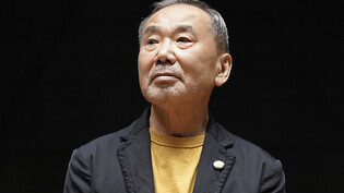 ARCHIV - Bestsellerautor Haruki Murakami aus Japan ist bei einer Pressekonferenz über das neue internationale Literaturhaus der Universität, das auch als The Haruki Murakami Library an der Waseda Universität in Tokio bekannt ist. Foto: Eugene Hoshiko/AP…