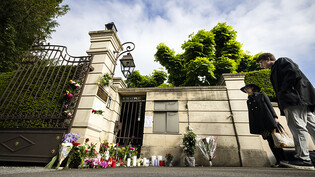 "Goodbye Tina": Am Donnerstag Morgen liegen Kerzen und Blumen vor der Villa Algonquin in Küsnacht.