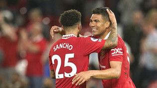 Jadon Sancho gratuliert Casemiro, dem Torschützen zum 1:0. Durch den Sieg im Nachtragsspiel gegen Chelsea sicherte sich Manchester United das letzte Ticket für die Champions League