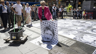 Bundesrätin Viola Amherd klebte ihr Porträt neben den Porträts von UN-Friedenssoldaten am Times Square in New York auf den Boden.
