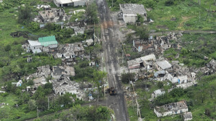 Eine Luftaufnahme zeigt beschädigte Privathäusern, Granaten- und Raketenkratern in den Vororten von Donezk. Foto: Efrem Lukatsky/AP