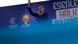 dpatopbilder - Der türkische Präsident und Präsidentschaftskandidat der Volksallianz, Recep Tayyip Erdogan, hält eine Rede während einer Wahlkampfveranstaltung. Erdogan und Kilicdaroglu treten am Sonntag (28.05.2023) in einer Stichwahl um das…