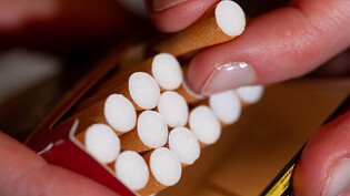 In Kanada muss künftig auf jeder einzelnen Zigarette und jeder Zigarre eine Gesundheitswarnung abgedruckt sein. Es handele sich um eine "Weltpremiere" im Kampf gegen das Rauchen, erklärte die Regierung am Mittwoch. (Symbolbild)