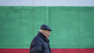 ARCHIV - Ein Mann verlässt nach der Stimmabgabe ein Wahllokal in Bankya am Stadtrand von Sofia. Das EU- und Nato-Mitglied Bulgarien bekommt nach monatelanger politischer Krise nun eine prowestliche Regierung der beiden größten Parteilager. Foto: Vadim…