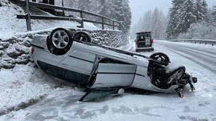 Totalschaden: Am Ostersonntag ist es am Nachmittag in Löbbia zu einem Selbstunfall gekommen. Der Fahrzeuglenker blieb unverletzt, das Auto erlitt Totalschaden.