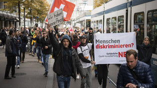 Massnahmengegner und Coronaskeptiker demonstrieren gegen das Covid-19-Gesetz, aufgenommen am Samstag, 30. Oktober, in Zürich. (KEYSTONE/Ennio Leanza)