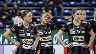 Bitterer Moment: Piranha Churs Julia Suter, Rahel Wyss und Nela Jirakova (von links) können ihre Enttäuschung nach der 0:9-Niederlage nicht verbergen. 