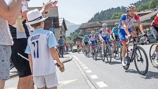Die 7. Etappe der Tour de Suisse 2022 führte von Ambri nach Malbun. Wir haben den Tour-Tross in Schluein besucht. Im Bild: das Hauptfeld.


