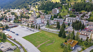 Grosses Nutzungspotenzial: Der Bahnhof Davos Dorf soll in Nähe zu diesem Wiesenareal verschoben werden, auf dem die Immobiliengenossenschaft Konsum Davos bis zu 100 Erstwohnungen bauen will.
