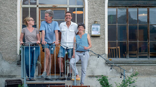 Aufgestellte Freiwillige: Sonja Zimmermann, Copi Remund, Roger Stieger und Stefanie Roth (von links) gehören zum Kernteam, das dem Konsum Cazis neues Leben einhaucht. 