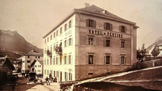 Da war der Verkehr auf der Strasse noch gemächlich: So sah das Hotel «Piz Mitgel» im Jahr 1890 aus, 16 Jahre nach der Eröffnung.