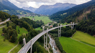 Nicht nur für den Verkehr: Der Klettergarten am Pfeiler Nummer zwei (links) der Klosterser Sunnibergbrücke wird in der internationalen Kletterszene für Furore sorgen.
