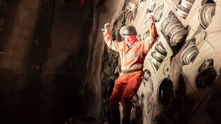 Sie haben es nach 13 Monaten geschafft: Ein Mineur jubelt, nachdem er durch das kleine Loch in der Tunnelbohrmaschine geklettert ist. 