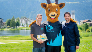 Bereit: Matthias Niggli (links) und André Gisler, Tourismusdirektor, CEO Flims/Laax Falera Management AG posieren mit dem Maskottchen der OL-WM

 2023 in Flims/Laax. 