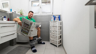 Zeitungslektüre: Der Emser Schwinger Marc Jörger benutzt «sein» WC im Haus seiner künftigen Schwiegereltern regelmässig.  