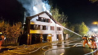 Grosseinsatz: 72 Personen rücken wegen dem Brand in Filzbach aus.