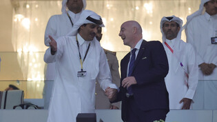 Gute Freunde: Emir Tamim bin Hamad Al Thani (links),und Fifa-Präsident Gianni Infantino (rechts) geben sich am Eröffnungsspiel der WM die Hand.