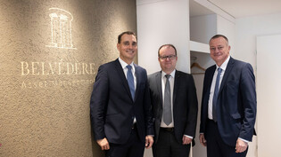 Glarus bleibt Hauptsitz: Trotz des Anschlusses an die Fundamenta Group wird die Geschäftsstelle Glarus unter der Leitung von Andreas Luchsinger (Mitte) weiterbestehen. Thomas Fischli und Martin Landolt (von links) sind zufrieden mit diesem Entscheid. 