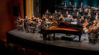 Kompakter Klangkörper: Unter der Leitung von Philippe Bach ziehen der Pianist Enrico Pace und die Kammerphilharmonie Graubünden das Publikum im Theater Chur in ihren Bann. 
