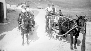 Historischer Gästetransport: eine Touristengruppe in St. Antönien im Jahr 1914.