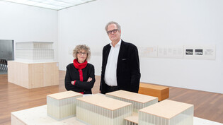 Rückkehr nach 30 Jahren: das Architekturduo Annette Gigon (links) und Mike Guyer vor einem Model des Kirchner-Museums in Davos, in dem sie jetzt eine Ausstellung mit ihren Werken gestaltet haben. 