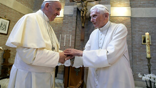 Hatten angeblich keine Differenzen: Papst Franziskus (links, auf einem Bild aus dem Jahr 2017) nennt seinen Vorgänger Benedikt XVI. einen «Vater und lieben Gefährten».