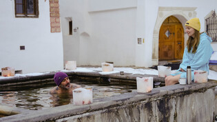 Spezielle Bademöglichkeit: Der Dorfbrunnen von Plaz in Scuol wird im Februar zur Wellnessoase.