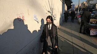 Stille Revolte: Eine Frau spaziert ohne das obligatorische Kopftuch durch die Innenstadt von Teheran.