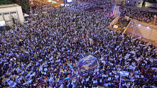 Meer aus blau-weissen Flaggen: Rund 200 000 Menschen haben am Samstag in der israelischen Hauptstadt Tel Aviv gegen die Pläne der Regierung zur Reformierung des Justizsystems demonstriert. 