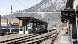Wer hat etwas gesehen? Die Polizei bittet Zeugen einer Gewalttat am Bahnhof in Schwanden, sich zu melden. 