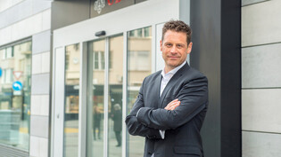 Gian Reto Staub, der Regionaldirektor der Grossbank UBS für die Ostschweiz, vor der Geschäftsstelle an der Churer Poststrasse.