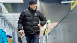 Saisonziel verpasst: Der enttäuschte Aroser Trainer Rolf Schrepfer verlässt das Eisstadion. 