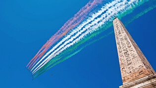 Gehört fix zum Programm: Jeden 25. April fliegt Italiens Kunstflugstaffel Frecce Tricolori über Rom.  
