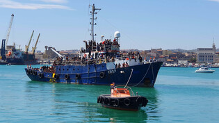 Catania am Mittwoch: Ein Trawler, der rund 600 Bootsflüchtlinge vor dem Ertrinken gerettet hat, trifft in Sizilien ein. 