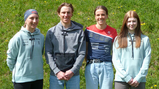 Die erfolgreichen Sportlerinnen und Sportler des Skiclubs Riedern: Die Biathletin Lydia Hiernickel (von links), Silvan Hauser und Malia Elmer im Langlauf sowie die Skispringerin Emely Torazza. 