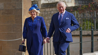 Im royalen Blau: Der britische König Charles und seine Gemahlin Camilla.  