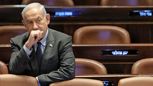 Um ihn wird es einsam: Israels Ministerpräsident Benjamin Netanjahu gerät wegen mangelnder Führung und Durchsetzungskraft im Streit um die geplante Justizreform zunehmend unter Druck.