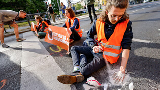 Für einen strikteren Klimaschutz: Aktivisten der Gruppe Letzte Generation blockieren in Berlin eine Strasse.  