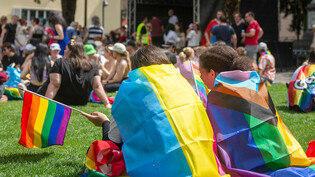 Bunt beflaggt: Das erste Pride-Festival Graubündens im Churer Stadtpark war ein voller Erfolg – trotzdem folgt dieses Jahr keine zweite Ausgabe.