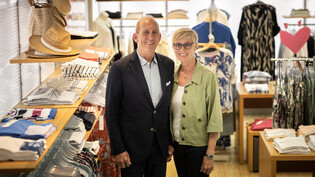 Über 30 Jahre im Geschäft: Walter und Andrea Hauser führen das Modehaus Hophan aus Glarus in dritter Generation, nun geben sie mehrere ihrer Filialen in die Hände eines Familienunternehmens aus Buchs SG. 