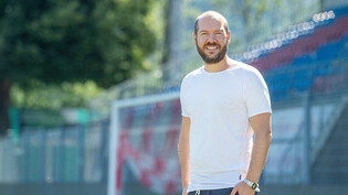 Erfolgreich: Franz Burgmeier, ehemaliger Liechtensteiner Nationalspieler und heutiger Sportchef des FC Vaduz, steht auf dem Rasen des Rheinpark Stadion in Vaduz.

