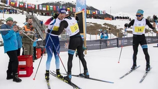 Engadin-Skimarathon-Sieger Dario Cologna nimmt im Ziel glückwünsche entgegen.