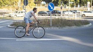 Velofahrer Velo fahren Kreisel Verkehr 