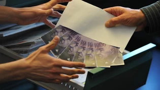 Enkeltrickbetrüger versuchen Personen zur Übergabe von Geld zu bewegen.