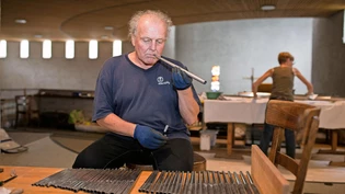 Stimmt: Rudy Herrmann prüft den Klang der Orgelpfeifen.