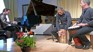 Klaus Schwärzler (Mitte) von «Bach Revisted» spielt auf akrobatische Art und Weise.